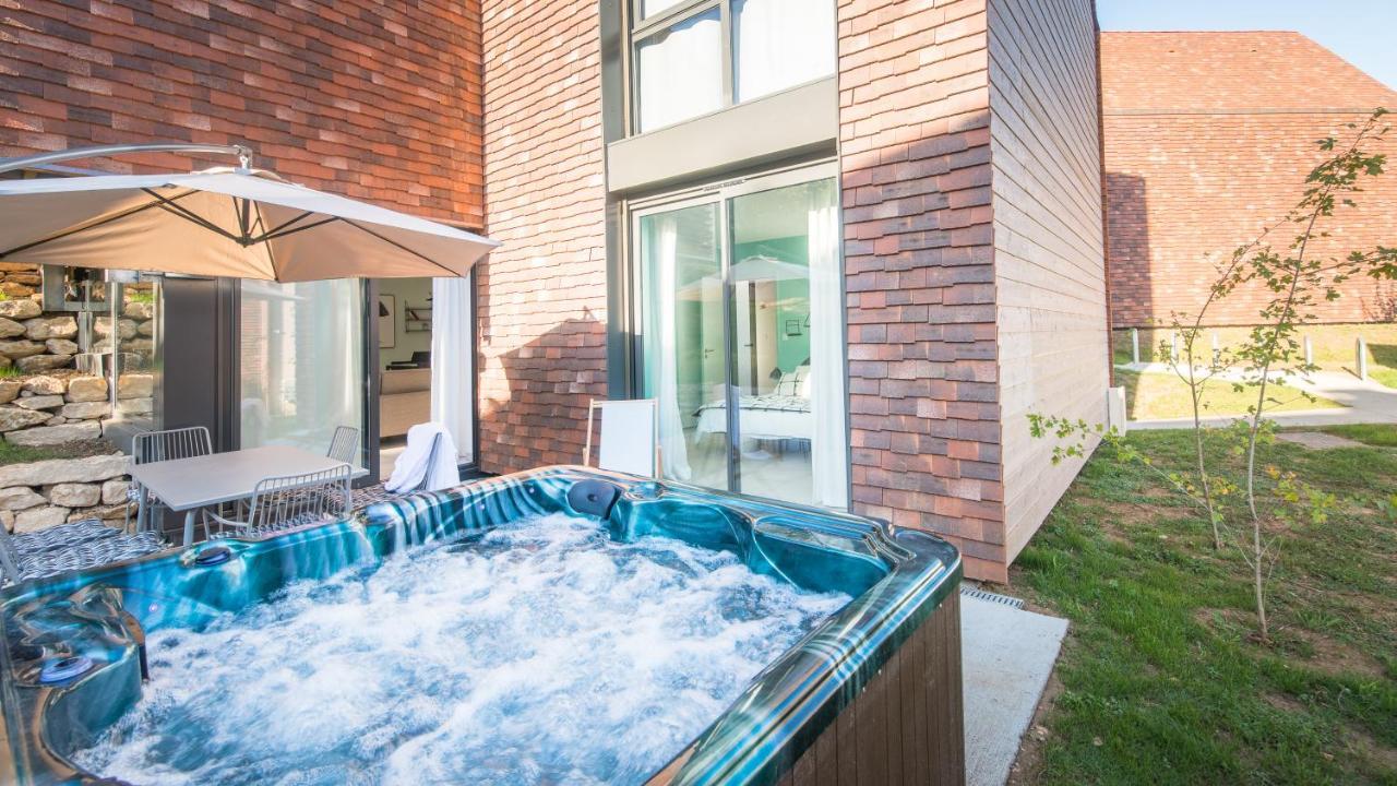 Cote Jardin Avec Jacuzzi Privatif Et Parking Prive Apartment Сарла-ла-Канеда Екстериор снимка